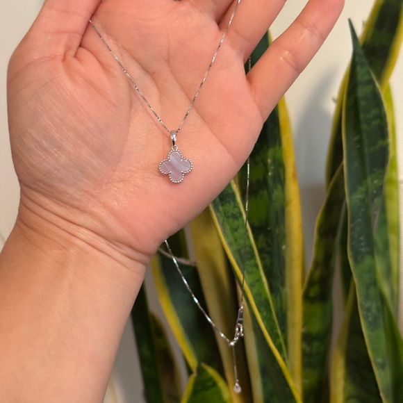 18k Clover Chalcedony Pendant with Japan Slider Chain - Picture 1 of 8